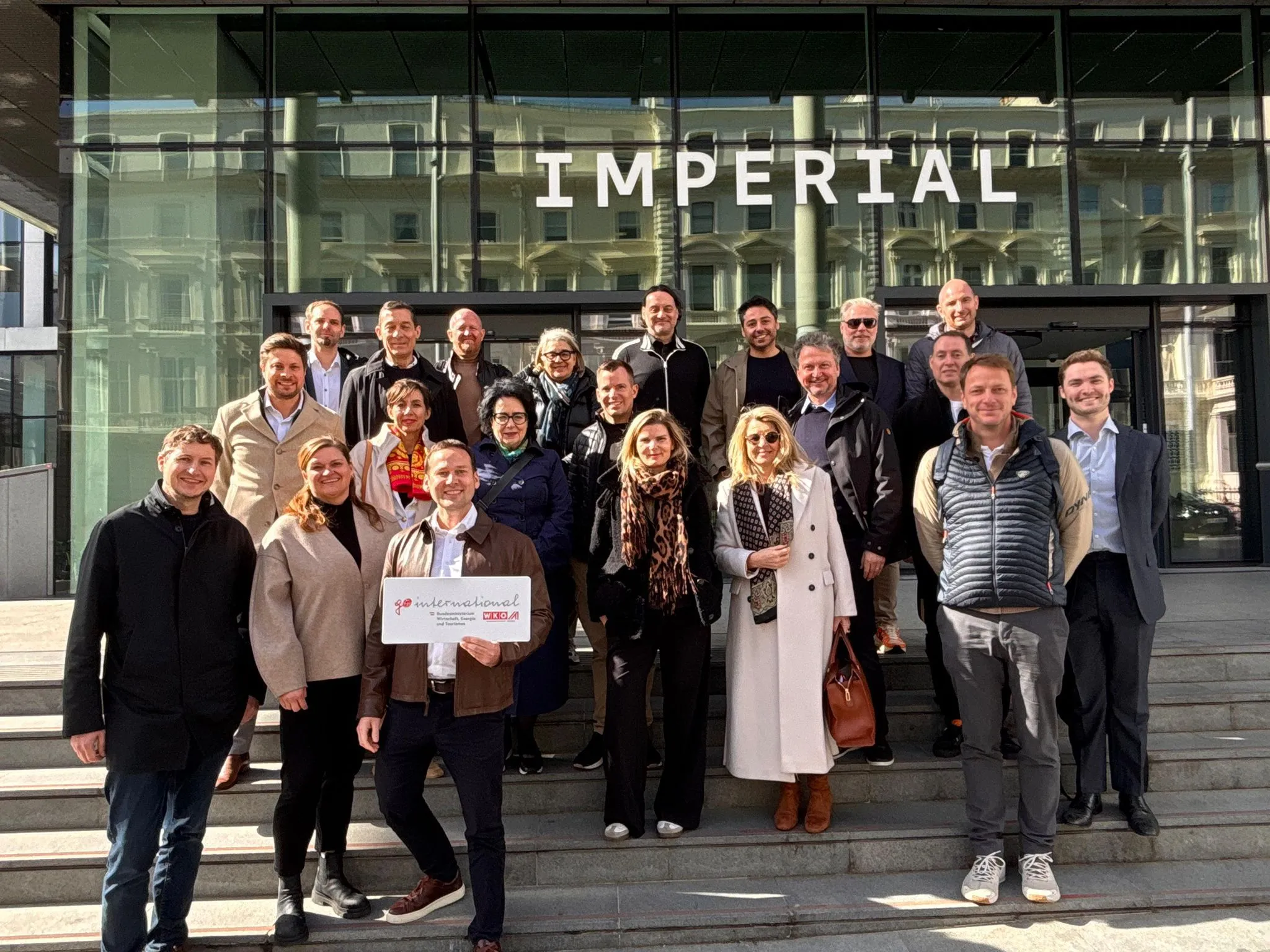 WKO Delegation vor dem Imperial College London