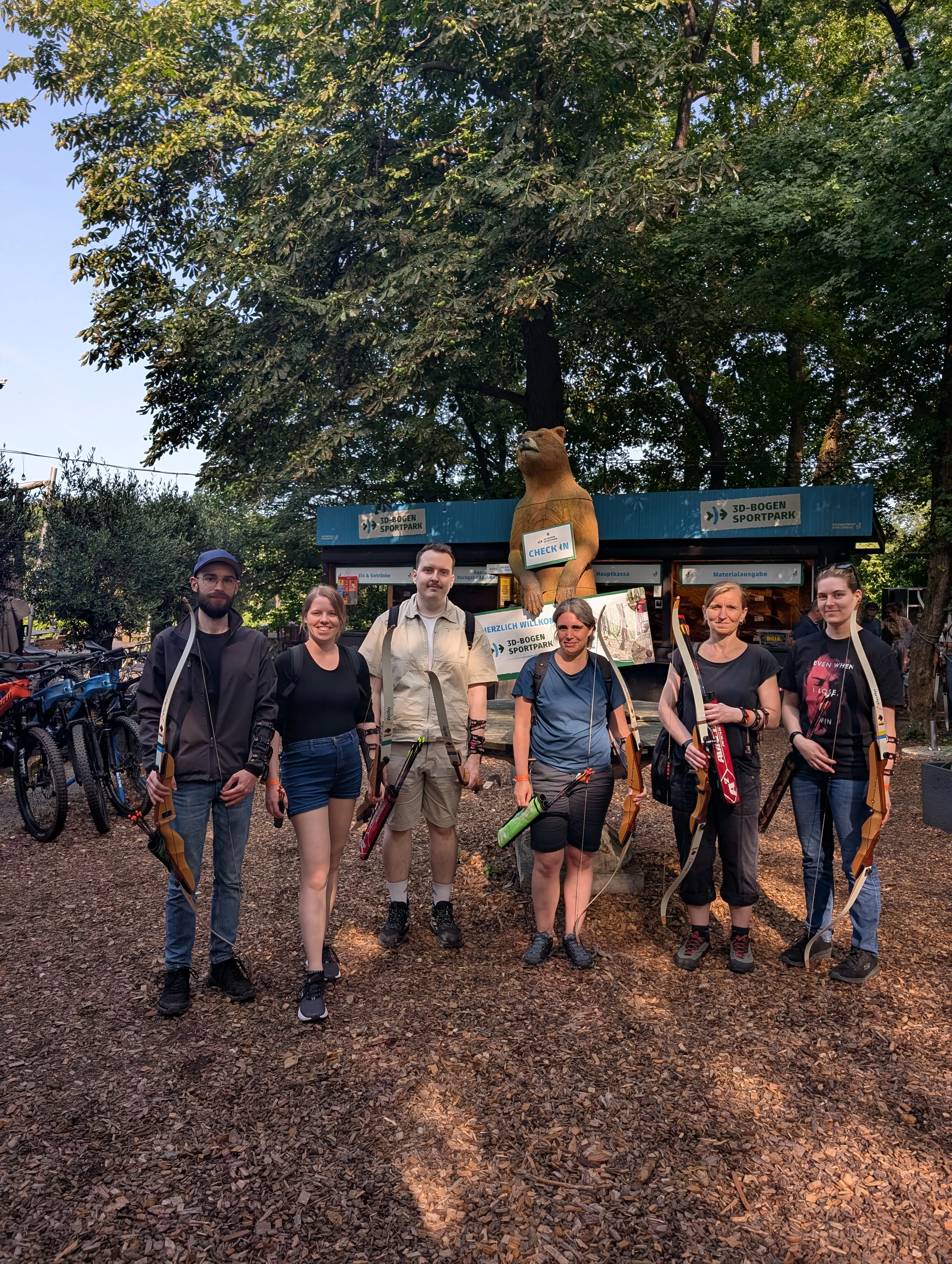 Evolit Team beim Bogenschießen