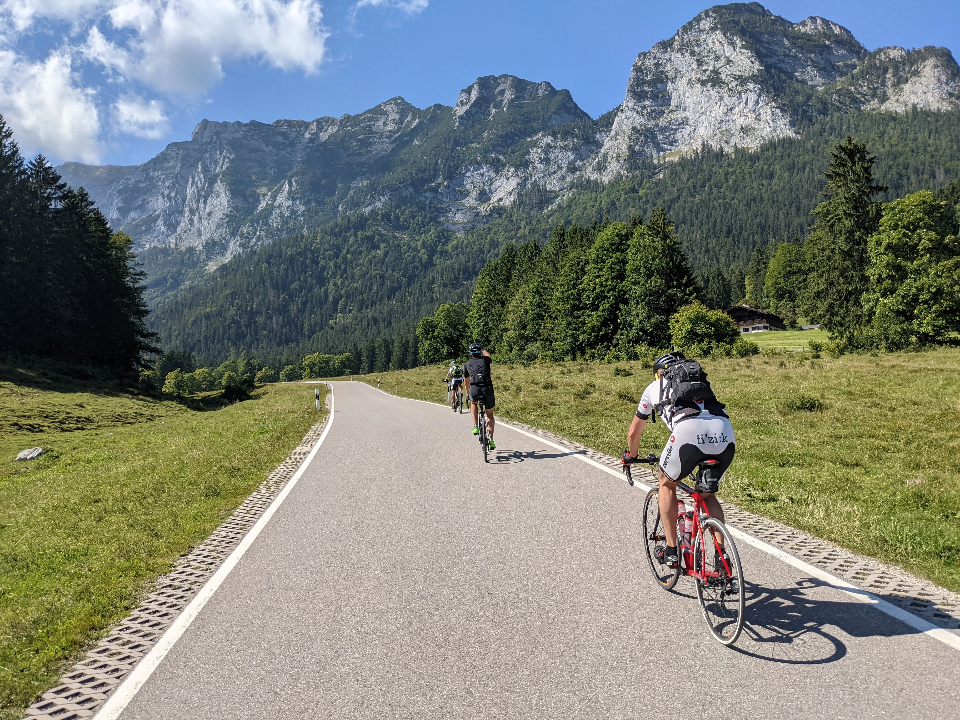 Evolit Team beim Radfahren in den Alpen